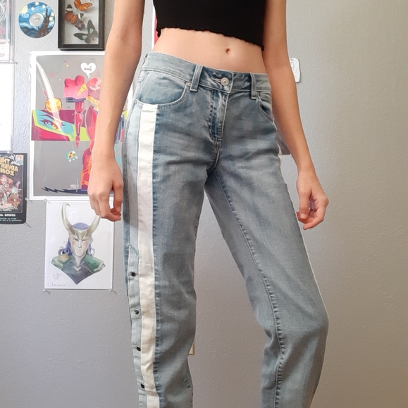 Midrise blue and white snap jeans lightwash jeans - Picture 5 of 6